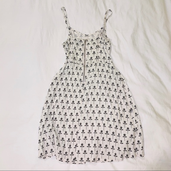 ✨ BLACK AND WHITE ROSES DRESS ✨ - Picture 2 of 5